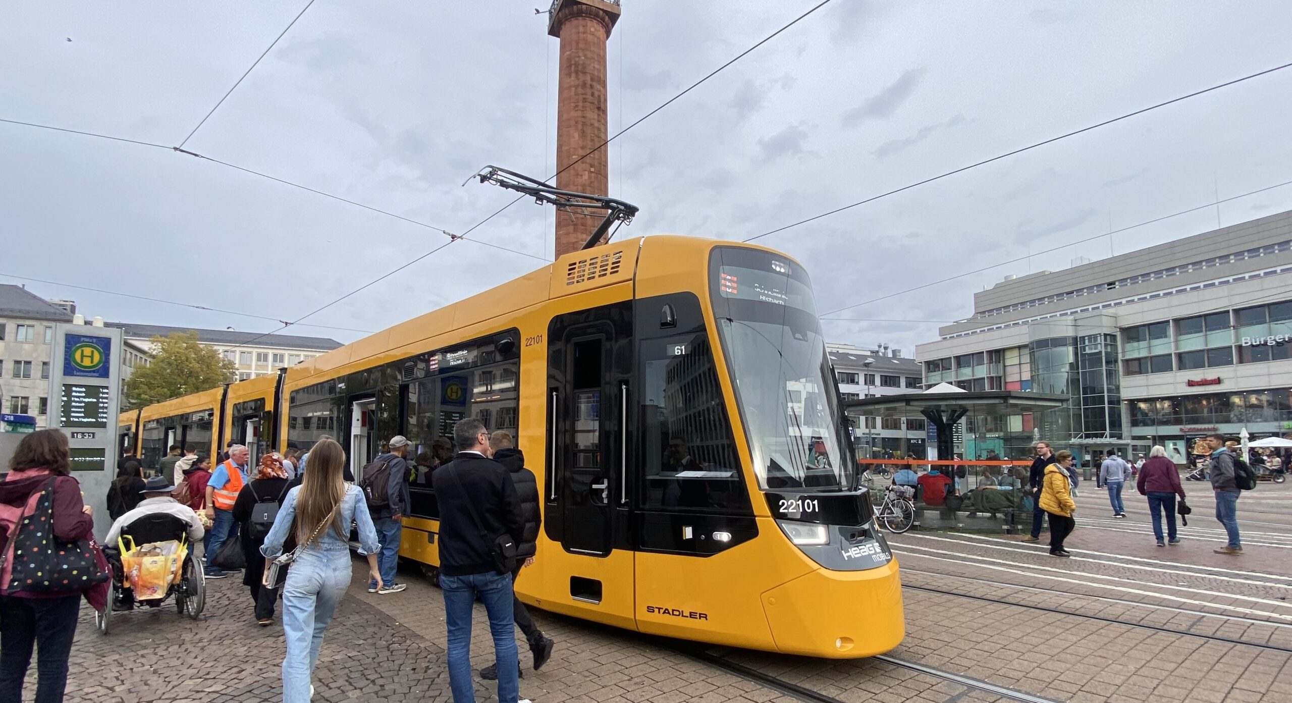 Erste TINA-Straßenbahnen Starten In Den Probebetrieb Mit Fahrgästen ...