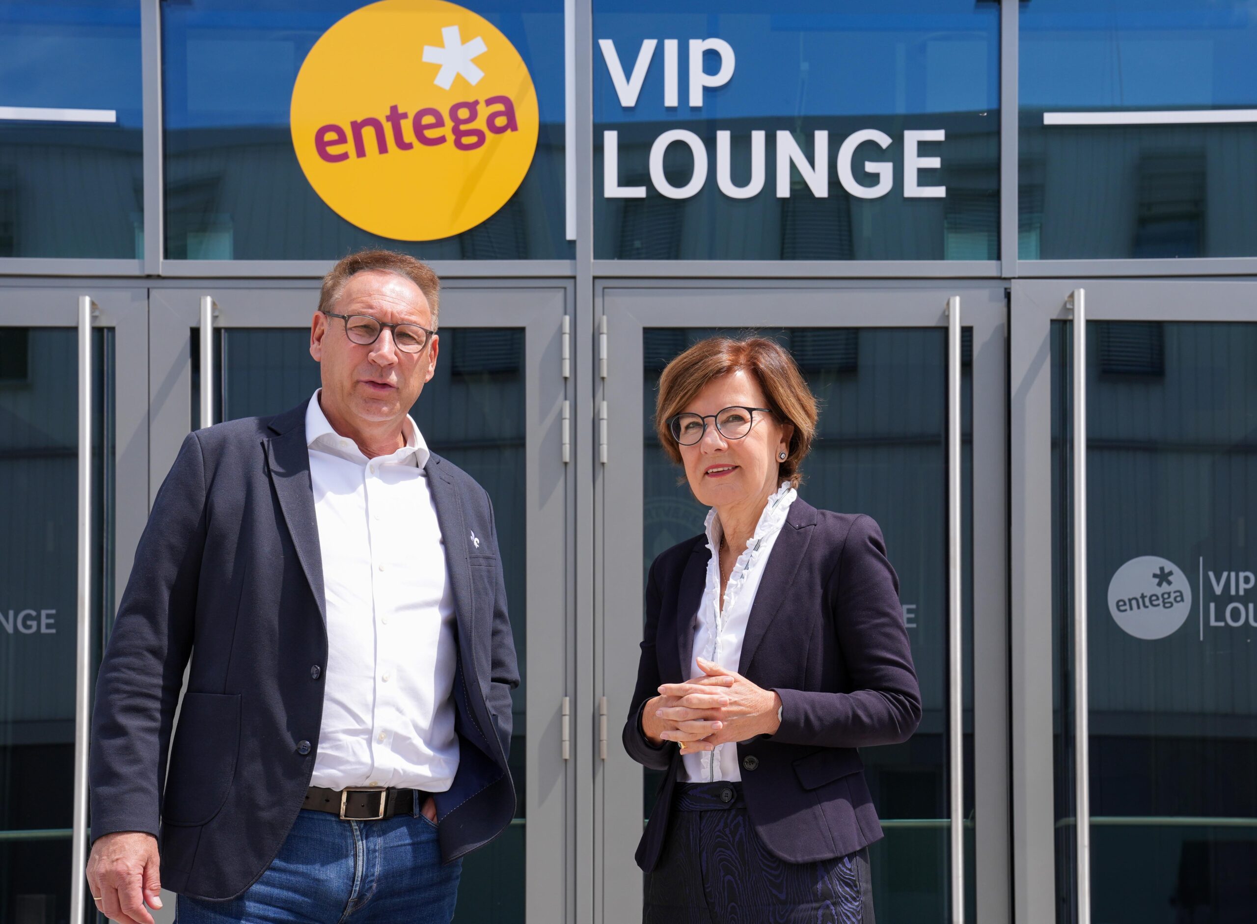 Lilien-Präsident Rüdiger Fritsch und die Vorsitzende des Vorstandes von ENTEGA, Dr. Marie-Luise Wolff, freuen sich über die Verlängerung es Sponsoring-Vertrages.