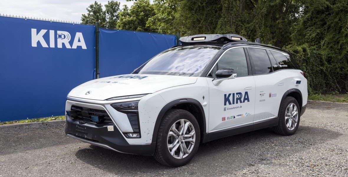 Header Bild Pionierprojekt KIRA startet mit autonomen Fahrzeugen für den ÖPNV